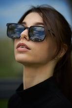 Load image into Gallery viewer, Leo -Black/Smoke ليو - اسود/دخاني